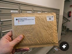 Gratis: Regierung verschickt Schutzpakete an alle Ein Paket vor Briefkästen
