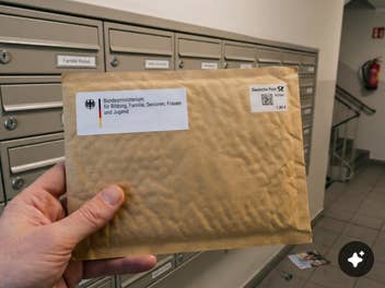 Gratis: Regierung verschickt Schutzpakete an alle Ein Paket vor Briefkästen