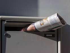 Ein Briefkasten mit einer Zeitung