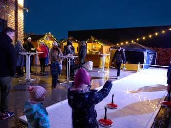 BRÜNEO Winterdorf im Rheinland BRÜNEO Winterdorf mit Eisstockschießen