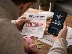Ein Mann hält eine Rechnung mit der Aufschrift 
