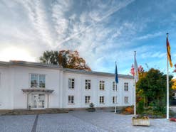 Aufgang des Hauptgebäudes des Bundeskartellamts in Bonn