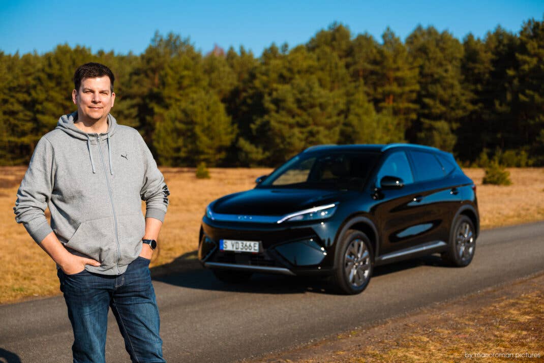 Hayo Lücke vor dem BYD Atto 3 Evo.