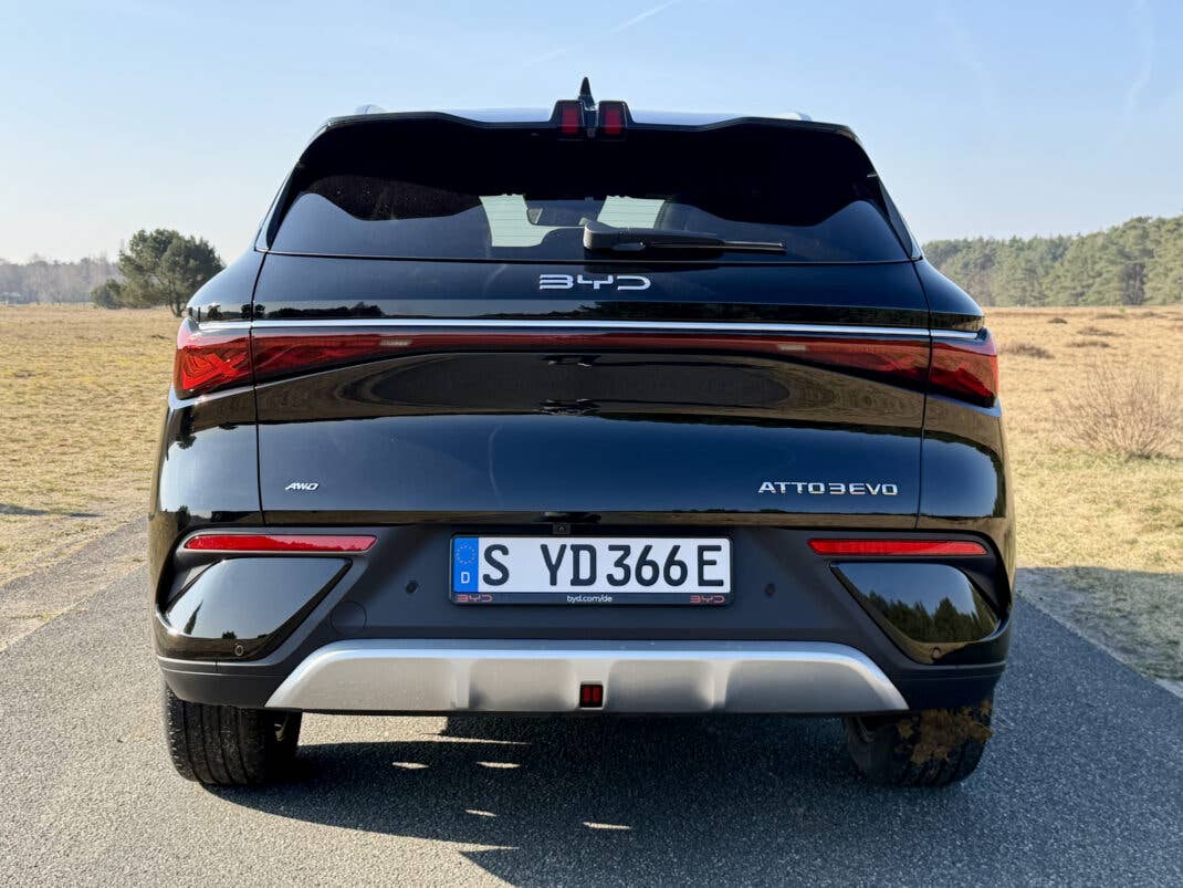 BYD Atto 3 Evo Heckansicht.