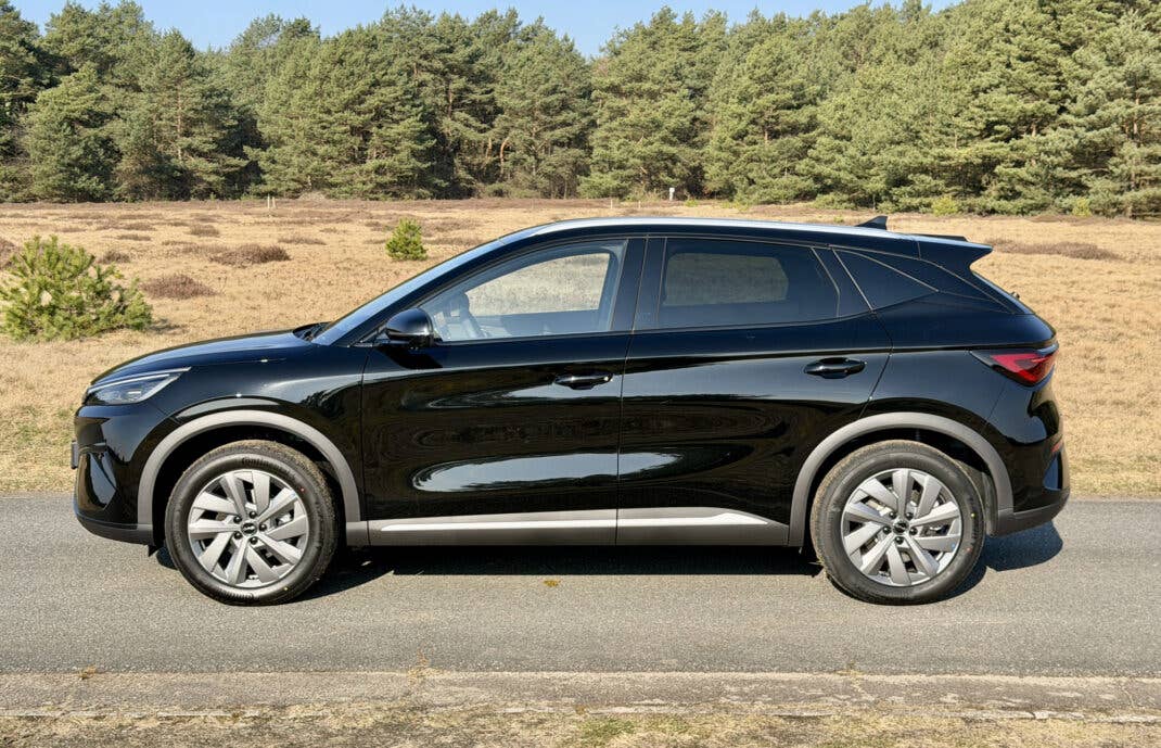 BYD Atto 3 Evo in der Seitenansicht.