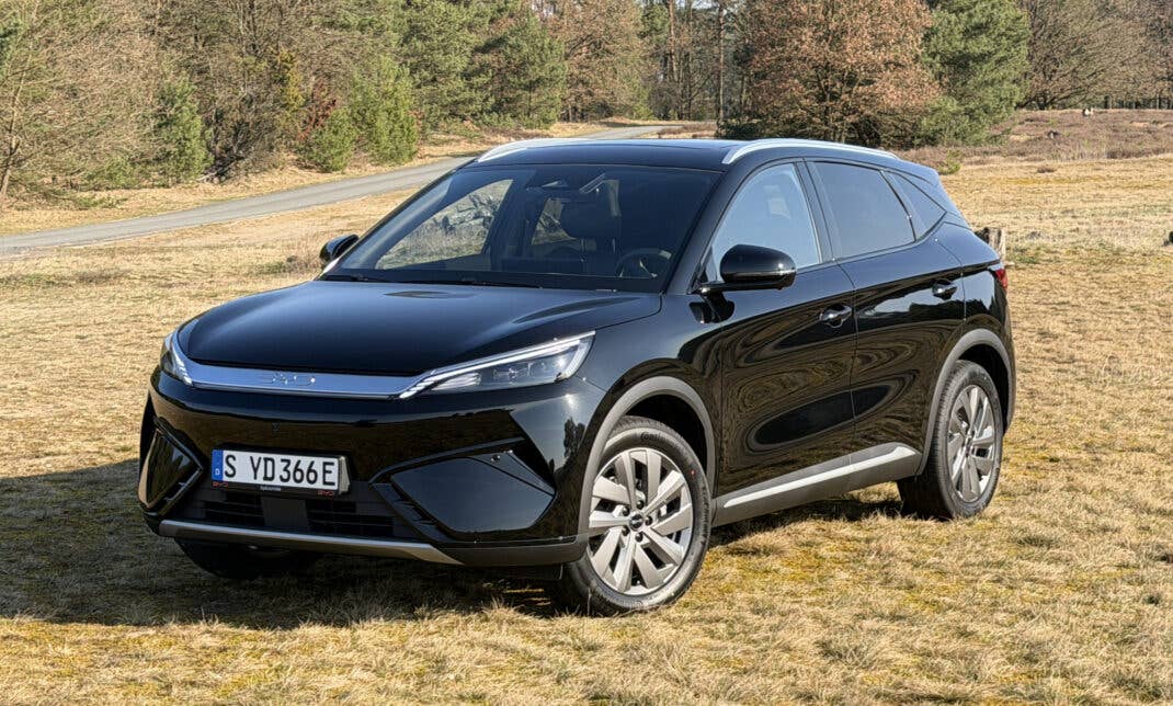BYD Atto 3 Evo in der seitlichen Frontansicht.