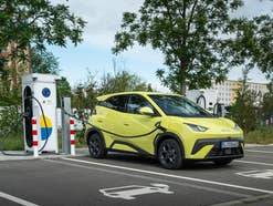 BYD Dolphin SUrf steht an einer Ladesäule.