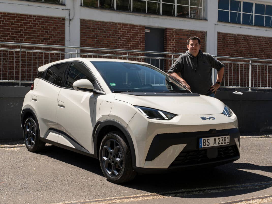 Hayo Lücke, Redakteur von inside digital, neben dem BYD Dolphin Surf.