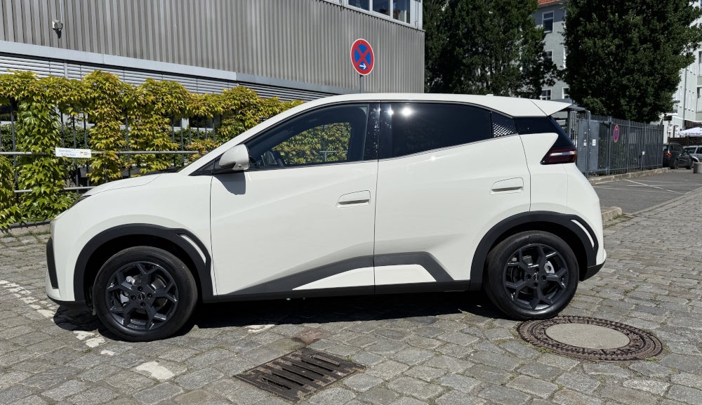 BYD Dolphin Surf in der Seitenansicht.