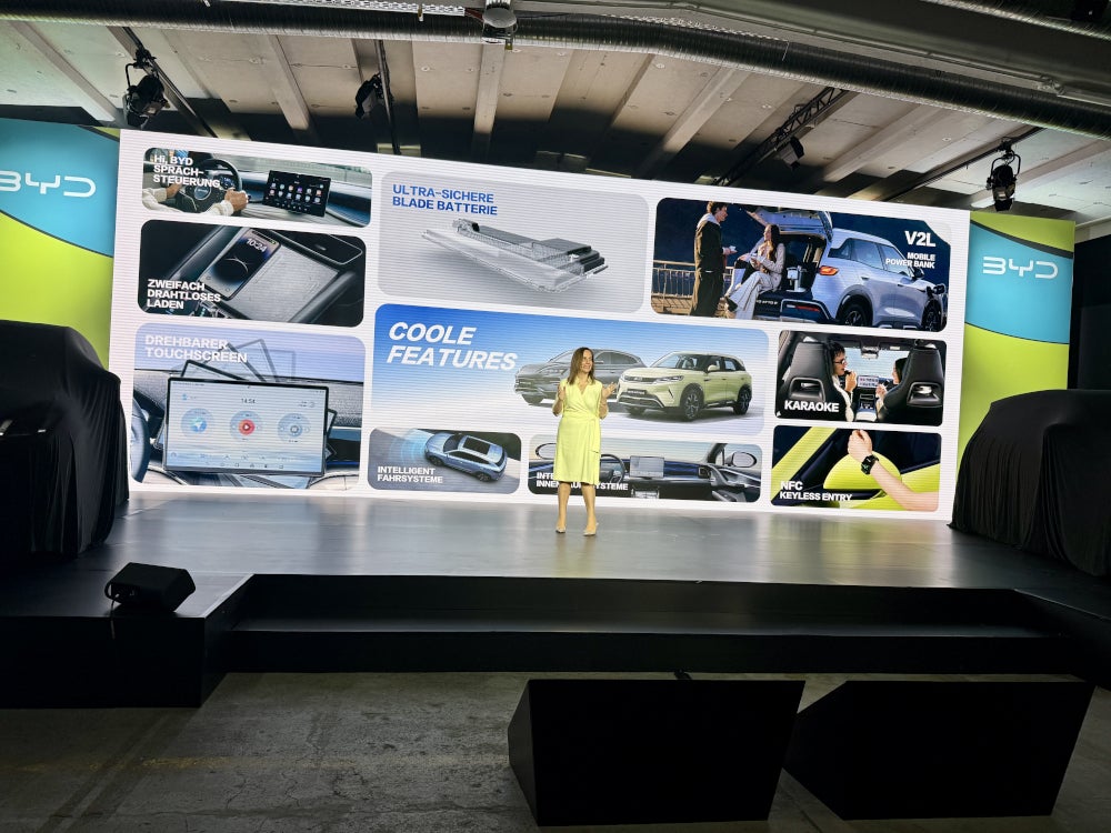 Maria Grazia Davino auf der Bühne bei der Vorstellung des BYD Dolphin Surf.