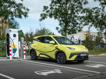 BYD Dolphin Surf an einer Ladesäule.