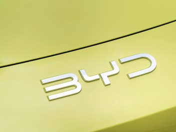 Logo von BYD auf der Motorhaube des BYD Dolphin Surf.