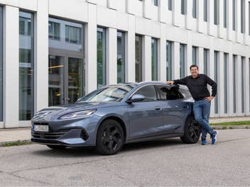 Hayo Lücke neben dem BYD Seal 6 DM-i Touring