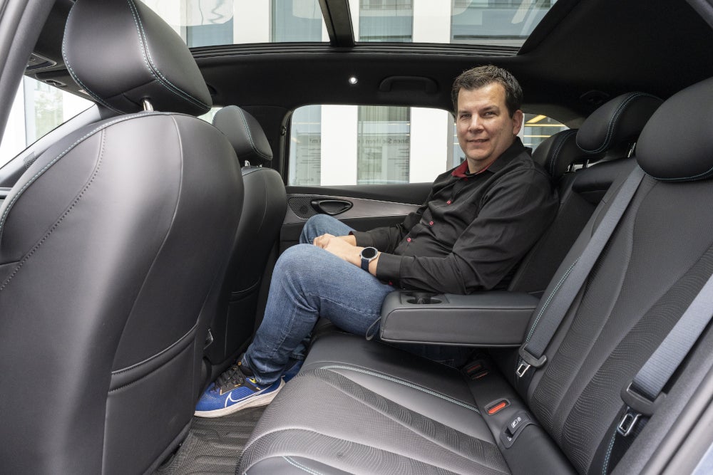 Hayo Lücke im Fond des BYD Seal 6 DM-i Touring.