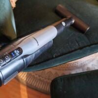 Silvercrest Akku-Zyklonsauger Polsterbürste auf Sessel