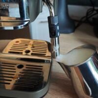 Und wenn sie zu voll ist, kann man sie ohne Kleckern auch nicht unter der Dampflanze rausziehen. Milchkännchen hängt an der Dampflanze der Krups Coffee Crush