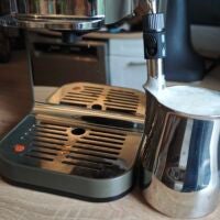 Beim Milchaufschäumen muss man rechtzeitig stoppen, sonst läuft die Kanne über. Milchkännchen hängt an der Dampflanze der Krups Coffee Crush