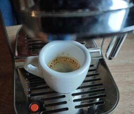 Ein Espresso in Größe S Espresso in Tasse unter Krups Coffee Crush Maschine