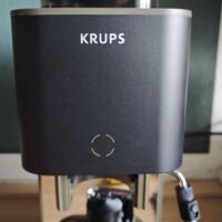 Im Stand-by-Modus schaltet sich die Anzeige aus und zurück bleibt nur die orangene Umrandung des Start/Stopp-Symbols. Dann weiß man immer, wo man die Maschine wieder aktivieren kann. Display der Krups Coffee Crush im Stand-by-Modus