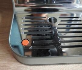 Die Metallabdeckung der Abtropfschale ist nach kurzer Zeit schon etwas verkratzt. Abtropfschale der Krups Coffee Crush zusammen