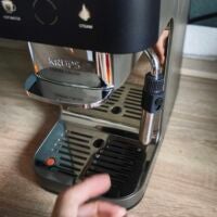 Die Dampflanze fügt sich zwar gut ins Design ein... Krups Coffee Crush Kaffeemaschine, Hand deutet zur Dampflanze