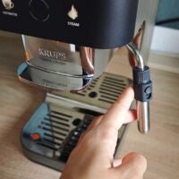 ... doch lässt sie sich kaum ausschwenken. Krups Coffee Crush Kaffeemaschine, Hand hält Dampflanze