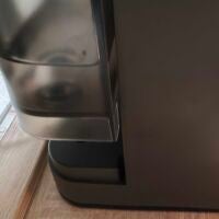 Wenn der Wassertank nicht ganz gerade sitzt, kann über die Verbindung Wasser austreten. Wassertank der Krups Coffee Crush Kaffeemaschine unten kurz vorm Einrasten