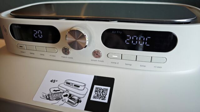 Das Display von Nahem Der Ninja Crispi DualZone frontal mit Zoom auf die beiden Displays, eingeschalteter Air Fry-Funktion mit 200 Grad bei 20 Minuten