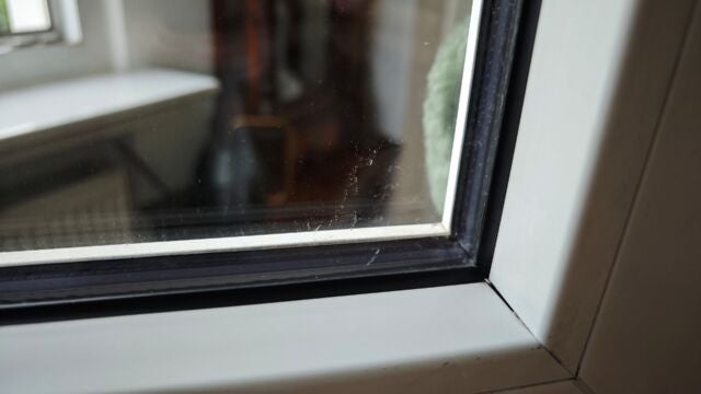 Der WINBOT hinterlässt oft Dreck in den Fensterecken. Dreck in der Ecke eines Fensters