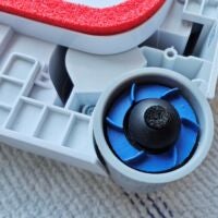 Nicht nur das Wischpad, auch die Ecken des WINBOT müssen regelmäßig gereinigt werden. Ecken des WINBOT