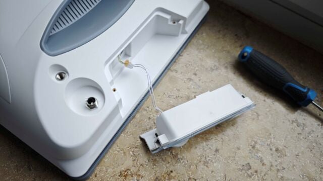 Winzige Schrauben und Stecker stehen zwischen mir und dem Wechsel der Sprühdüse. HAVA U01 Fensterputzroboter mit ausbautem Wassertank nebst Schraubenzieher