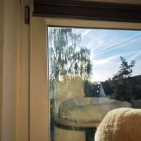 Die Kanten- und Eckenreinigung nimmt vor allem nach oben hin ab. Fenster mit Schlieren
