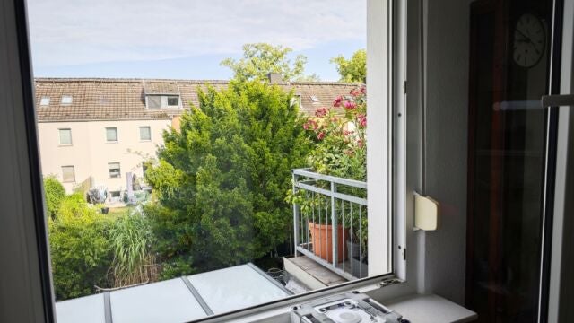 Aber auch hier hat der WINBOT sein Bestes getan. sauberes Fenster mit Blick auf Innenhof, Häuser und Pflanzen