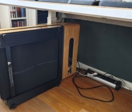 Man kann das WoodPad pro auch seitlich angelehnt verstauen. WoodPad Pro eingeklapt unter einem Schreibtisch