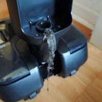 Wenn ich den Schmutzwassertank abnehme, hängen sogleich Haare aus dem Schlauch heraus. Dreame T16 Pro Heat mit Haaren aus dem Schlauch hängend