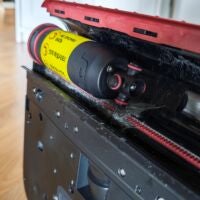 ... und auch darunter. Dreame T16 Pro Heat von unten ohne Bürstenwalze, mit Haaren und Schmutz