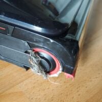 In der Walze hängen die Haare nicht, aber direkt dahinter stecken sie fest. Dreame T16 Pro Heat mit Haaren in der Bürstenrolle