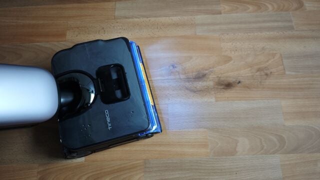Der Tineco Floor One S9 Artist Boost Steam bevor er Haare auf dem Boden einsaugt.