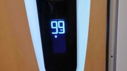 Die Anzeige dreht sich automatisch um 180 Grad und liefert alle wichtigen Angaben. VK7 Kobold Vorwerk Test Akkusauger Saugwischer Display