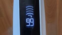 Die Anzeige dreht sich automatisch um 180 Grad und liefert alle wichtigen Angaben. VK7 Kobold Vorwerk Test Akkusauger Saugwischer Display