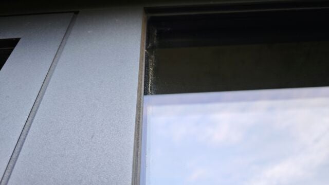 Nach dem ersten Durchlauf hat der WINBOT noch nicht allen Dreck an den Fensterkanten erwischt. Schmutz an Kante von Außenfenster