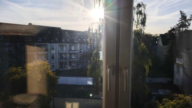 Nachher: Vor allem bei Sonnenlicht kann man die schmutzigen Ränder, Schlieren und die Reste nach Abnahme des Roboters gut sehen. schmutziges Fenster bei Sonnenlicht