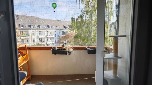 Blick aus einem Fenster auf einen Balkon