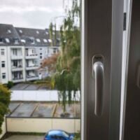 Viele kleinere Flecken bleiben an der Scheibe zurück... Schmutz an Fenster