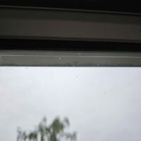 ... vor allem am oberen Rand. Schmutz an Fenster
