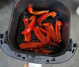 Paprika in Airfryer-Garkorb