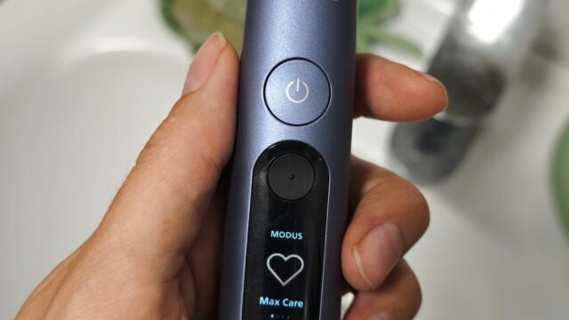 Modus Hand hält Philips Sonicare Next-Generation DiamondClean 9900 Prestige über dem Waschbecken
