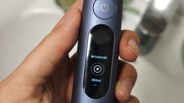 Intensität Hand hält Philips Sonicare Next-Generation DiamondClean 9900 Prestige über dem Waschbecken