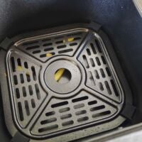Pommes unterm Gitter in Airfryer-Korb