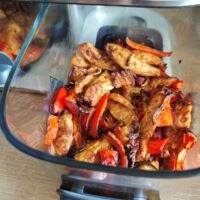 Pute und Gemüse zusammen im Airfryer: Mit Match Cook werden zwei Portionen gleichzeitg zubereitet. Ninja Crispi DualZone Glasbehälter gefüllt mit Geschnetzeltem und Paprika